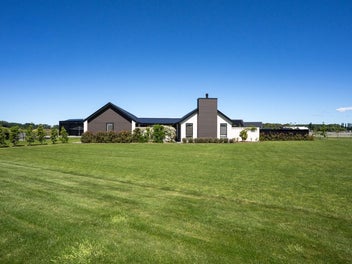 Summer Paradise with high-spec workshop