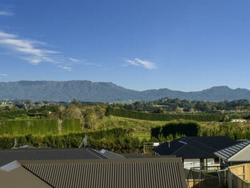 Viewing Essential – Striking stylish home