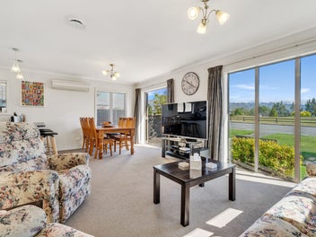 Right on Par, Golf Course & Lake Living!