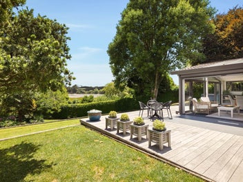 Secluded Coastal Perfection in Te Puna