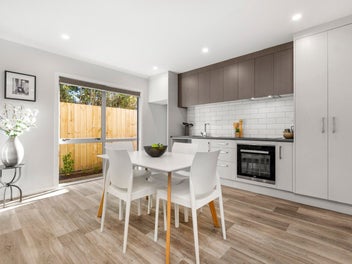 Modern - easy-care - must sell!