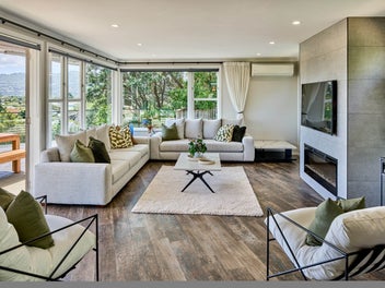 Panoramic living, motivated owners