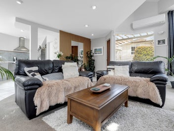 Last chance to view! Auction 6pm, Tues 10 Feb!