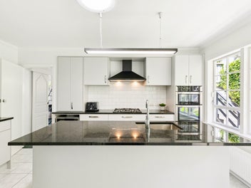 SPACE, SUN & STYLE - A DREAM HOME