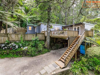 Tranquil Coastal Living on Laingholm Drive