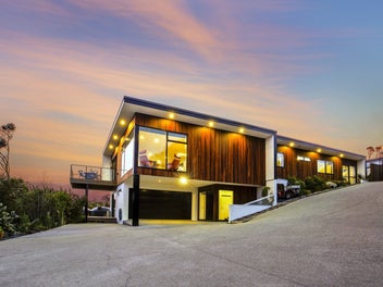 Refined Coastal Architecture with Views