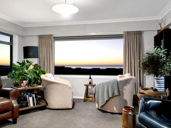 LARGE HOME, VIEWS WITH SUBDIVISION POTENTIAL