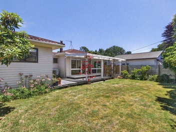 FAMILY LIFE MEETS POOLSIDE RELAXATION