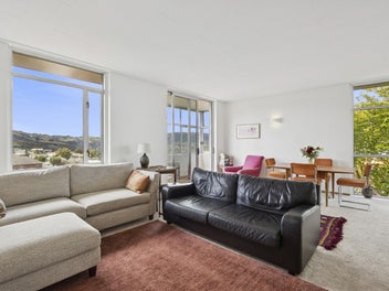 Elevated living with harbour views