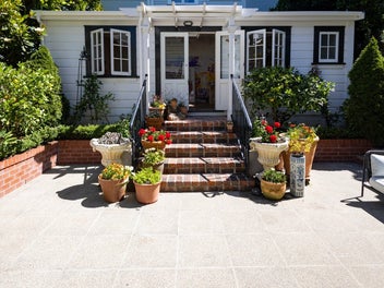 IMMACULATE BLUE-CHIP THORNDON VILLA WITH STUDIO