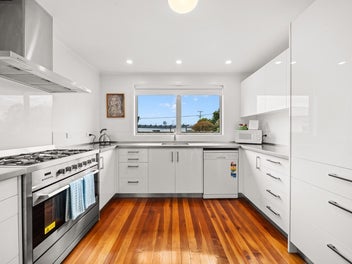 Light-Filled 1960s home on 961m²