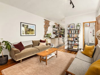 CHARMING EASY-CARE LYALL BAY LIVING