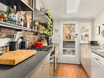 CHARMING EASY-CARE LYALL BAY LIVING