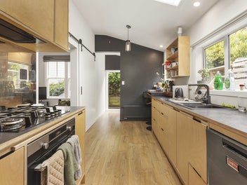 CAPTIVATING CHARM WITH A MODERN TWIST