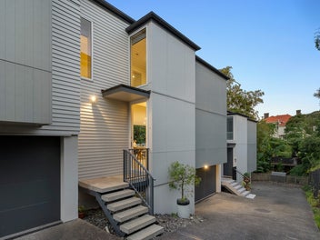 SOPHISTICATED FOUR B/R PARNELL TOWNHOUSE - DGZ