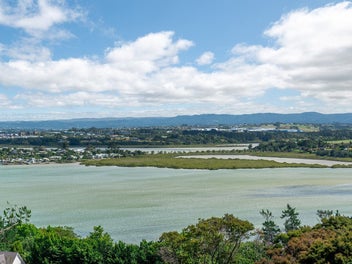 Spacious Family Sanctuary in Paremoremo