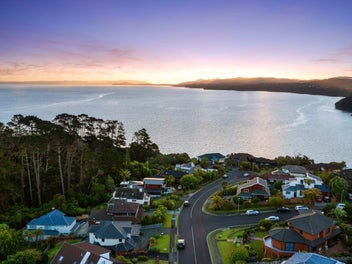 Bush Mornings, Sea Sunsets - A Loved Family Home!