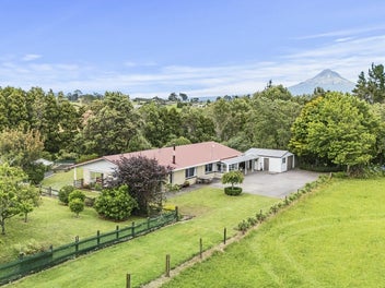 Waiongana lifestyle with views!