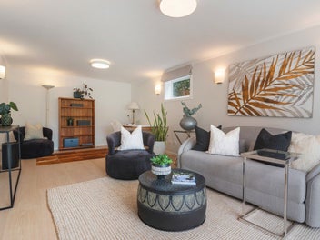 Your private tropical oasis in New Windsor