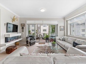 Sensationally Supersized in Kensington Park