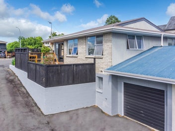 Modernised 2 Bedroom Gem with Stunning City Views