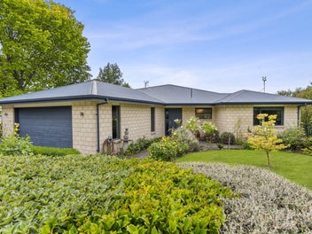 Impeccably Presented and Private with Views