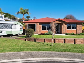 Spacious Entertainer in Quiet, Convenient Location