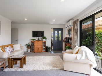 Sun-Soaked Comfort in Waimea Village