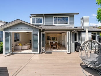 Entertainer's Haven on Quiet Cul-De-Sac