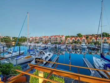 LUXURY WATERFRONT LIVING & PRIVATE 12+ METRE BERTH