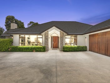 Lifestyle on town's edge - Vendors say sell!