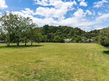 Flat, Fully Fenced Lifestyle Section