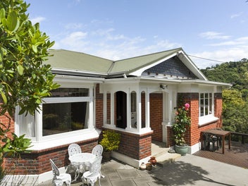 Sun, Location and Style - Valley Gem!