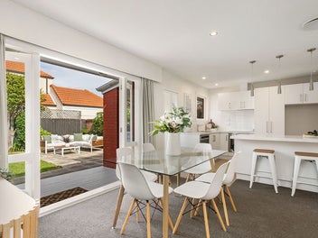 Sunny, Easy-Care Townhouse in a Prime Location!