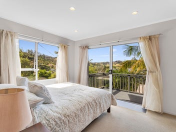 Relaxed Coastal Living with a Lush Outlook