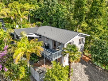 Relaxed Coastal Living with a Lush Outlook