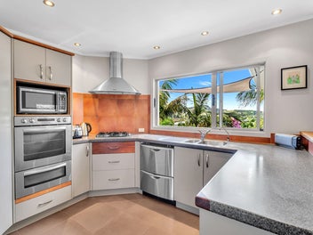 Relaxed Coastal Living with a Lush Outlook