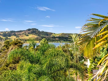 Relaxed Coastal Living with a Lush Outlook