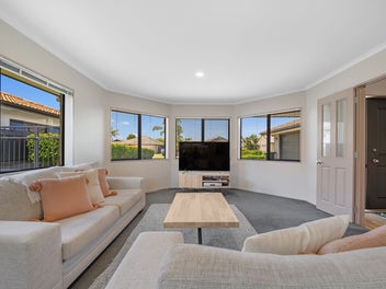 Executive Living. Land, Luxury and Key Location.