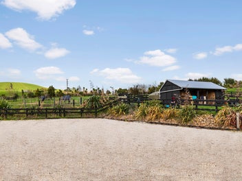 DUAL LIVING POTENTIAL + EXCEPTIONAL EQUINE FAC...