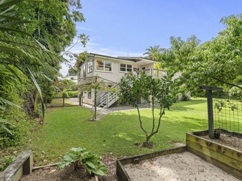 SOUGHT-AFTER COASTAL ADDRESS – ENDLESS...