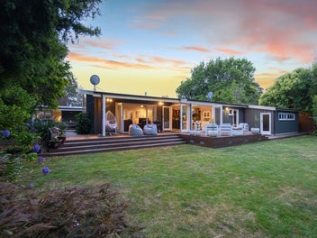 Private, Tranquil Cul-de-Sac Family Retreat