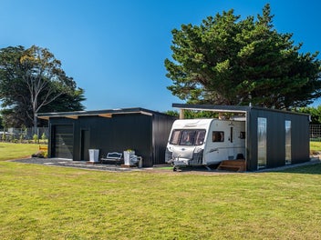 Tightly Held Riverfront Position!