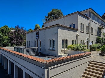 Spacious Art Deco Lock-n-Leave