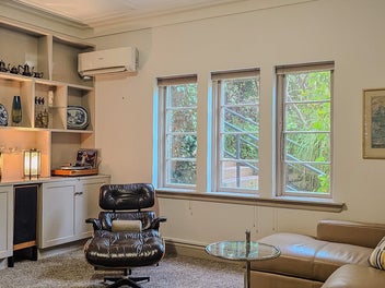 Spacious Art Deco Lock-n-Leave