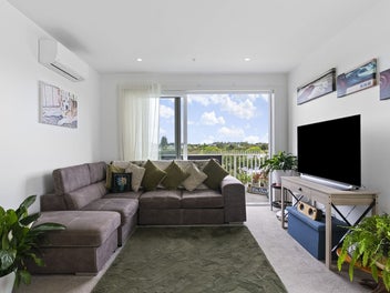 CORNER PENTHOUSE - ENJOY THE LIFESTYLE & SUNSETS!