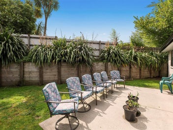 MODERN HOME, IMMEDIATE POSSESSION AVAILABLE!