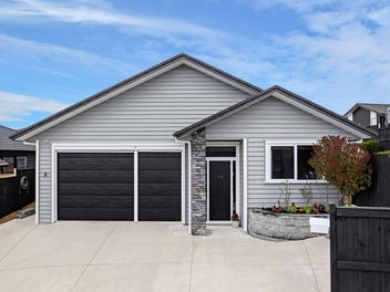 Vacant, 208 Sqm Floor & 2 Living Areas!