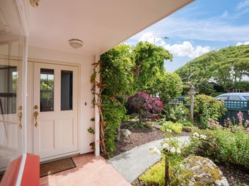 Sun, space and location Gladstone townhouse