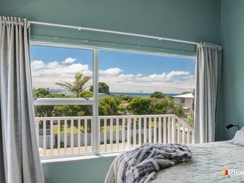 Room for everyone - Steps from the sand